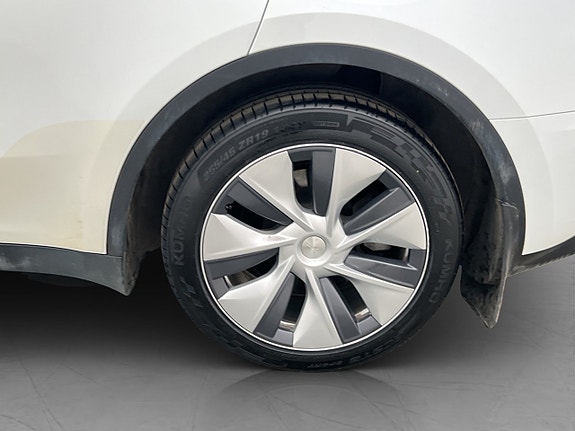 Tesla Model Y 28 of 30