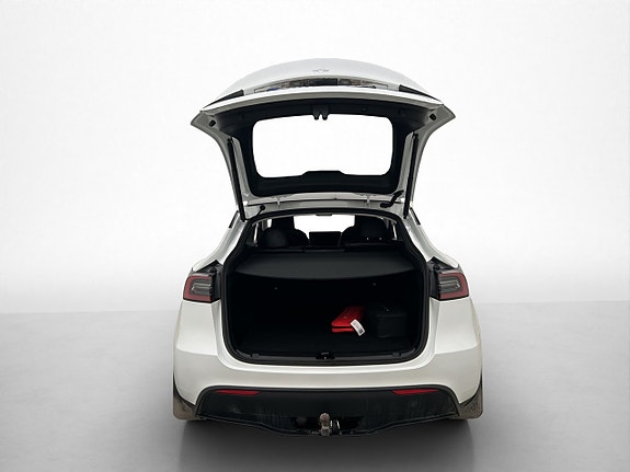 Tesla Model Y 10 of 30