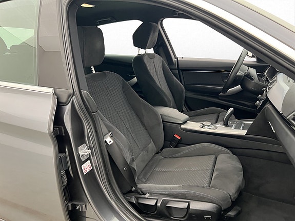BMW 330i 24 of 30