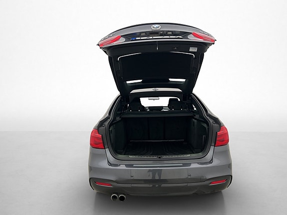BMW 330i 27 of 30