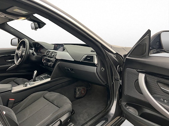 BMW 330i 25 of 30