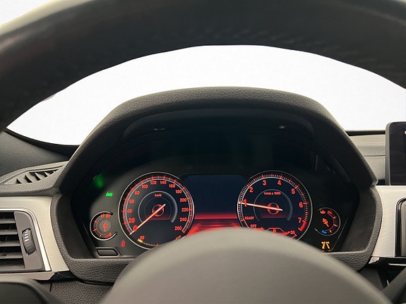 BMW 330i 16 of 30