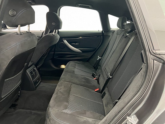 BMW 330i 26 of 30