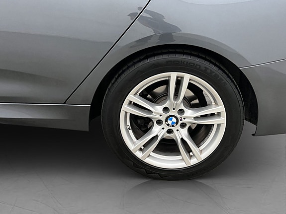 BMW 330i 29 of 30