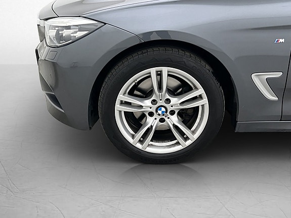 BMW 330i 28 of 30