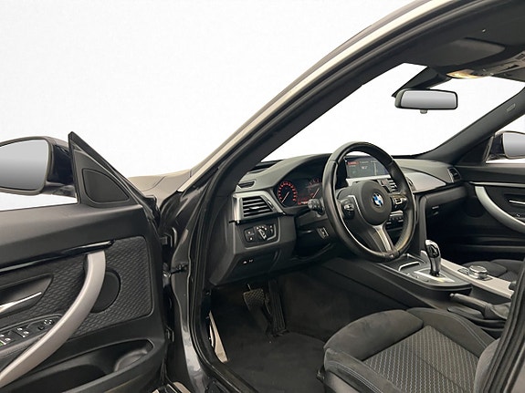 BMW 330i 10 of 30