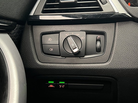 BMW 330i 14 of 30