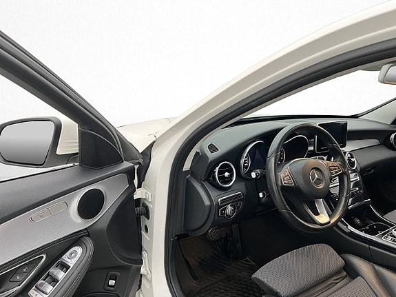 Mercedes-Benz C200 10 of 30