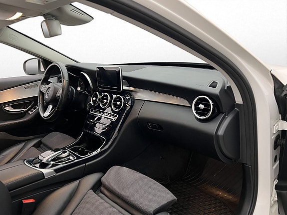 Mercedes-Benz C200 25 of 30