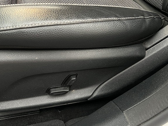 Mercedes-Benz E200 14 of 30