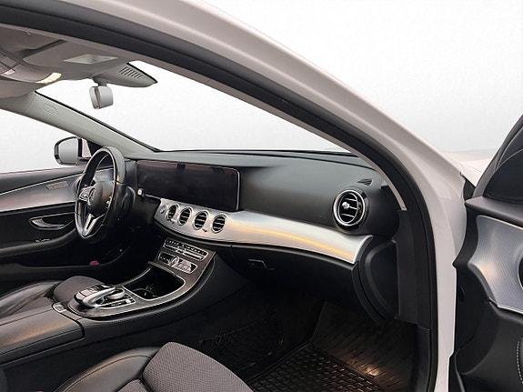 Mercedes-Benz E200 28 of 30