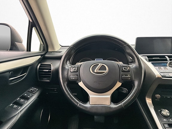Lexus NX300h 12 of 30