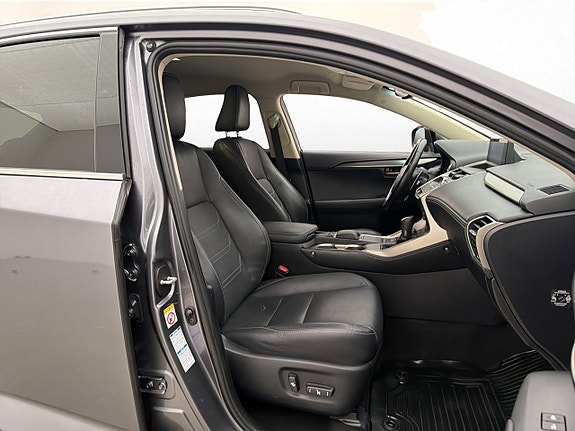 Lexus NX300h 23 of 30