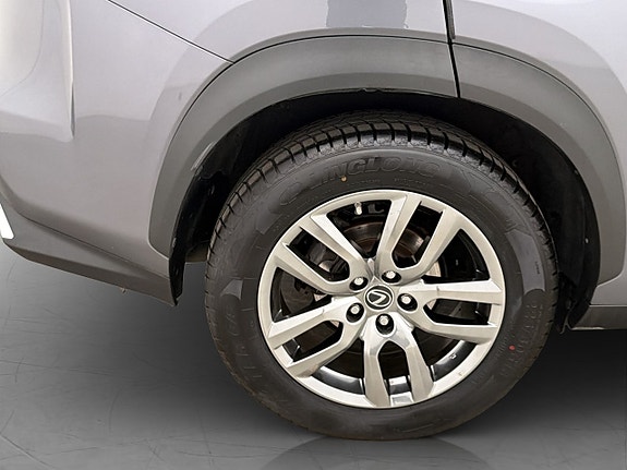 Lexus NX300h 27 of 30