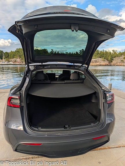 Tesla Model Y 16 of 21