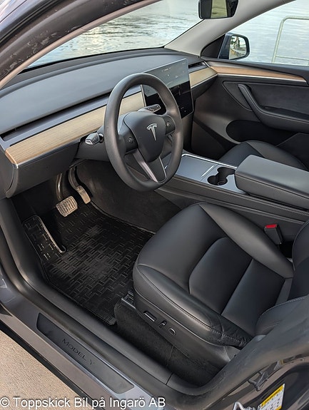 Tesla Model Y 7 of 21