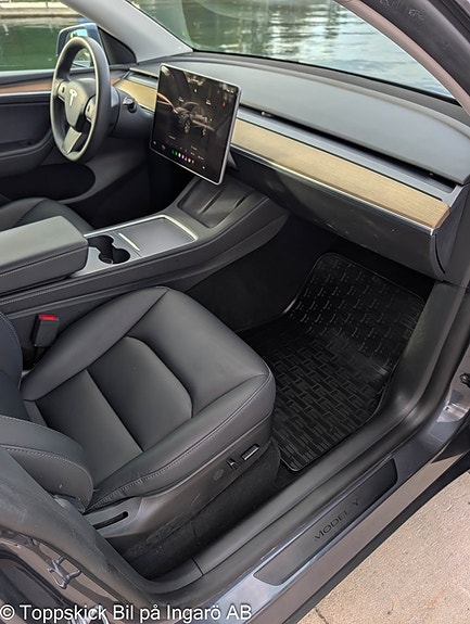 Tesla Model Y 13 of 21