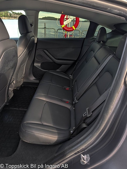 Tesla Model Y 10 of 21