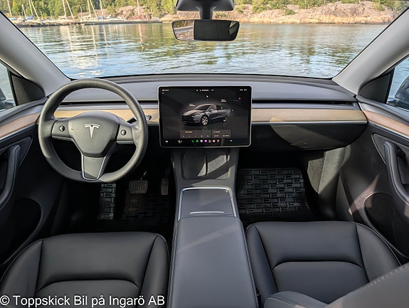 Tesla Model Y 12 of 21