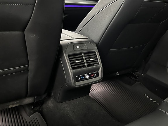 Volkswagen Passat 16 of 21