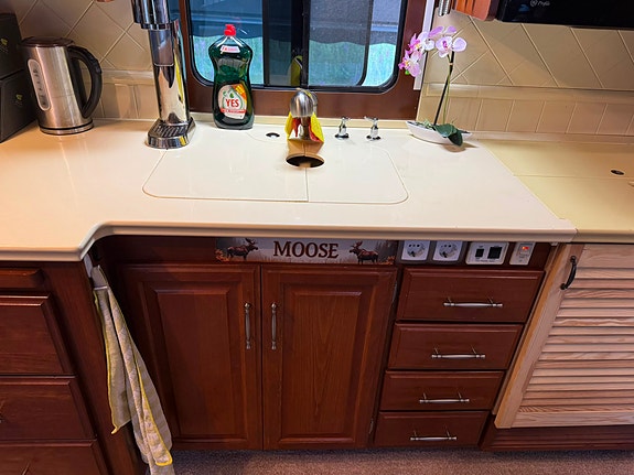 Fleetwood Discovery 39 V 16 of 30