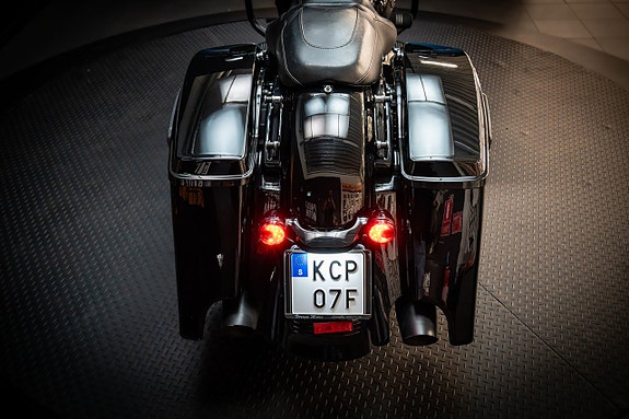 Harley-Davidson Street Glide (FLHX) 8 of 16