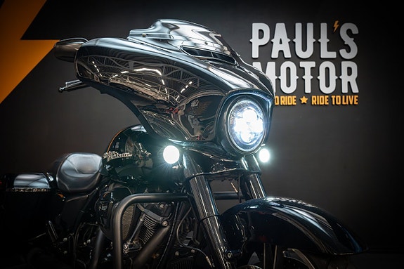 Harley-Davidson Street Glide (FLHX) 2 of 16