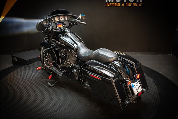 Harley-Davidson Street Glide (FLHX) 5 of 16