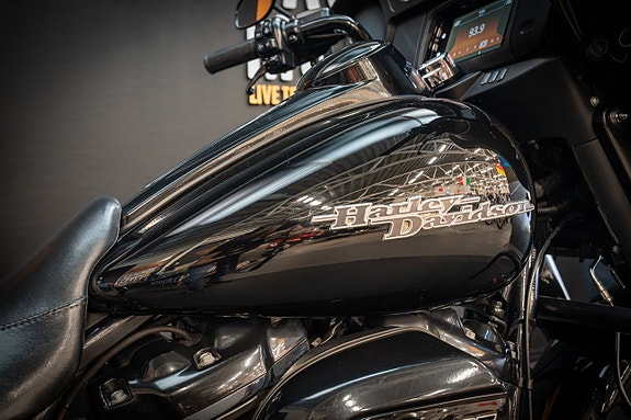 Harley-Davidson Street Glide (FLHX) 11 of 16