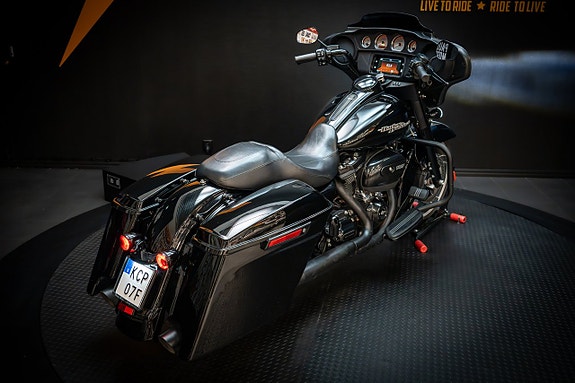 Harley-Davidson Street Glide (FLHX) 4 of 16