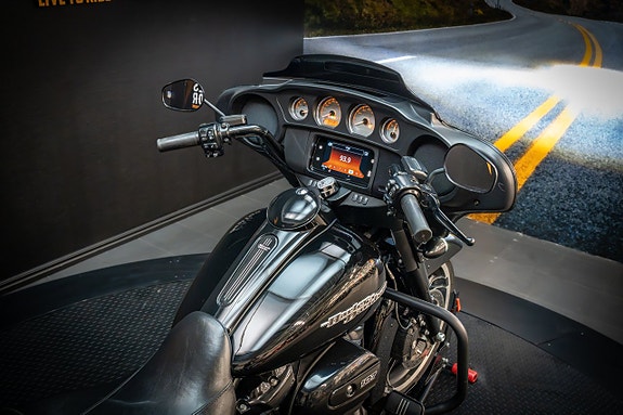 Harley-Davidson Street Glide (FLHX) 12 of 16