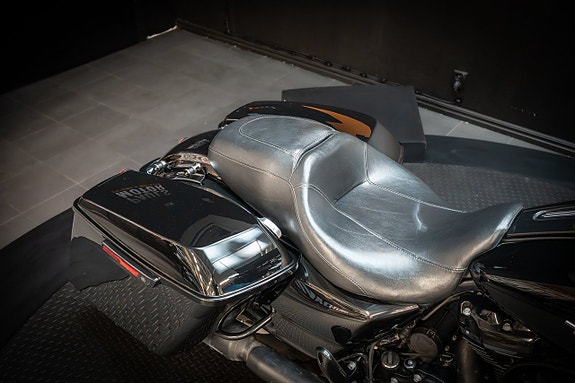 Harley-Davidson Street Glide (FLHX) 13 of 16