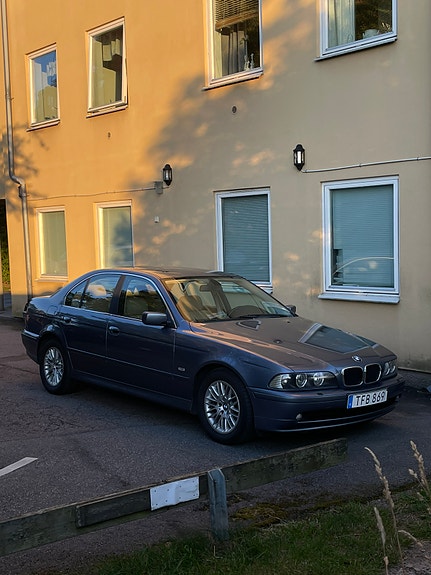 BMW 530i 3 of 5