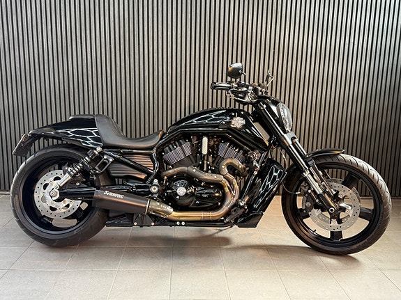 Harley-Davidson VRSCDXN Night Rod Special Acrapovic. Nybesiktigad 4 of 17
