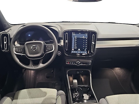 Volvo XC40 5 of 14