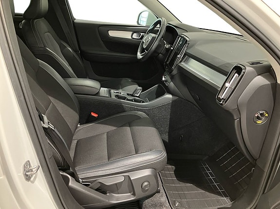 Volvo XC40 4 of 14