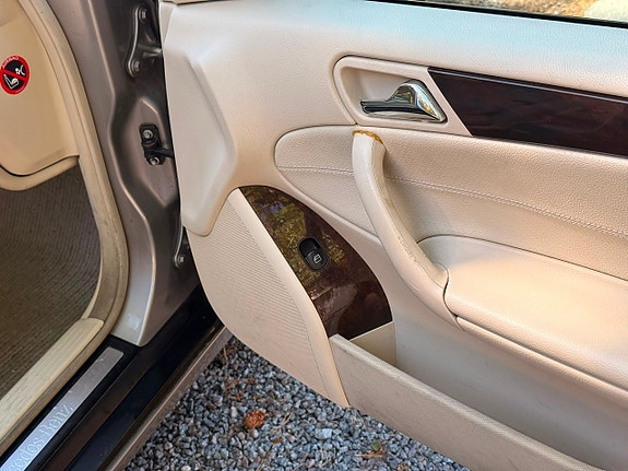 Mercedes-Benz C240 13 of 23