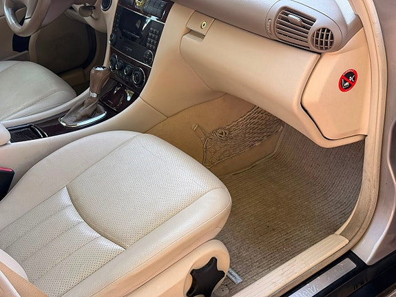 Mercedes-Benz C240 12 of 23
