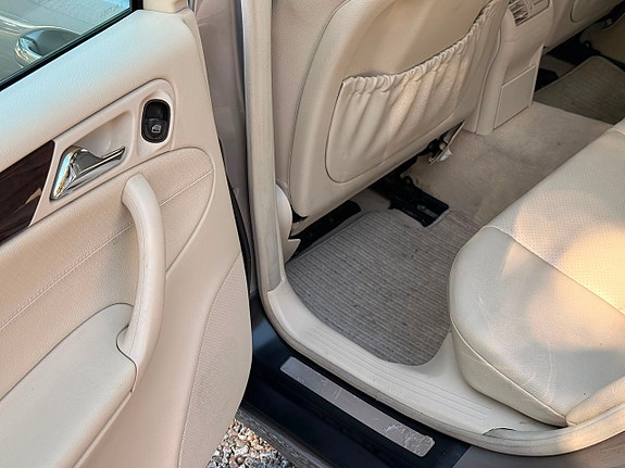 Mercedes-Benz C240 11 of 23