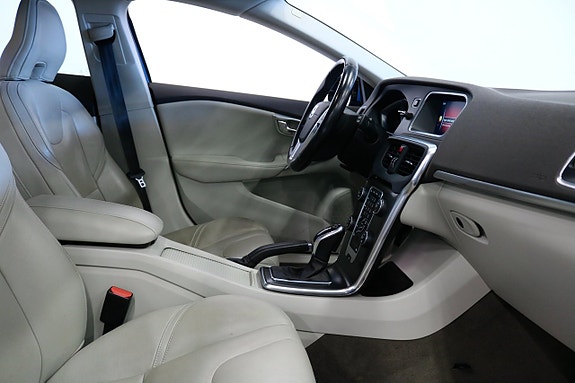 Volvo V40 8 of 23