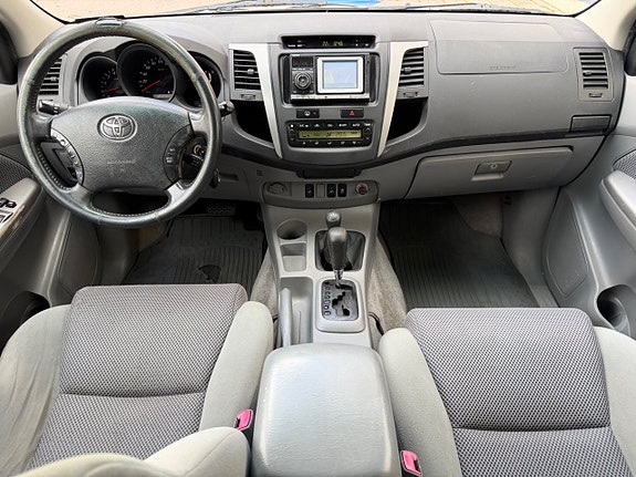 Toyota HiLux 12 of 24
