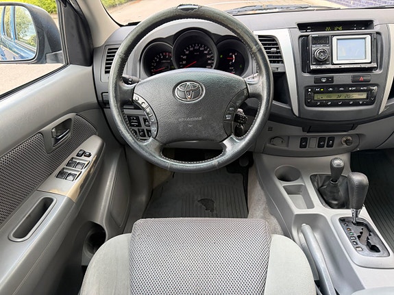 Toyota HiLux 11 of 24