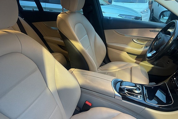 Mercedes-Benz C300 10 of 26