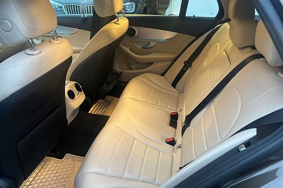 Mercedes-Benz C300 16 of 26