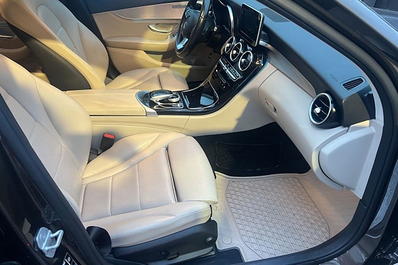 Mercedes-Benz C300 8 of 26