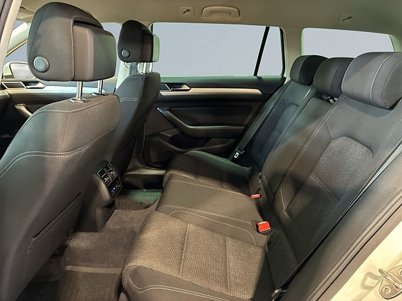 Volkswagen Passat 13 of 21