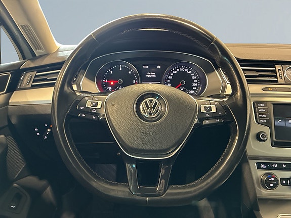 Volkswagen Passat 9 of 21