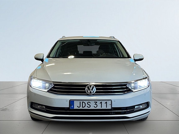 Volkswagen Passat 2 of 21