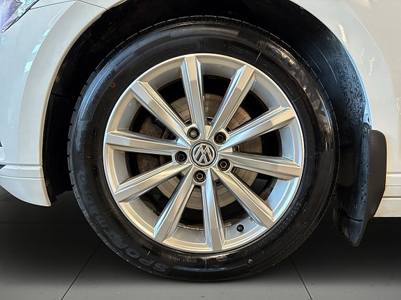 Volkswagen Passat 14 of 21