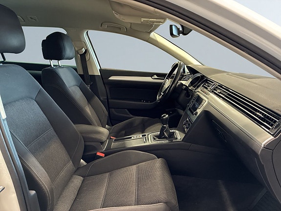 Volkswagen Passat 10 of 21